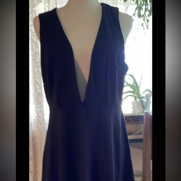 ELOQUII size 14 black, deep v front dress - Picture 8 of 8